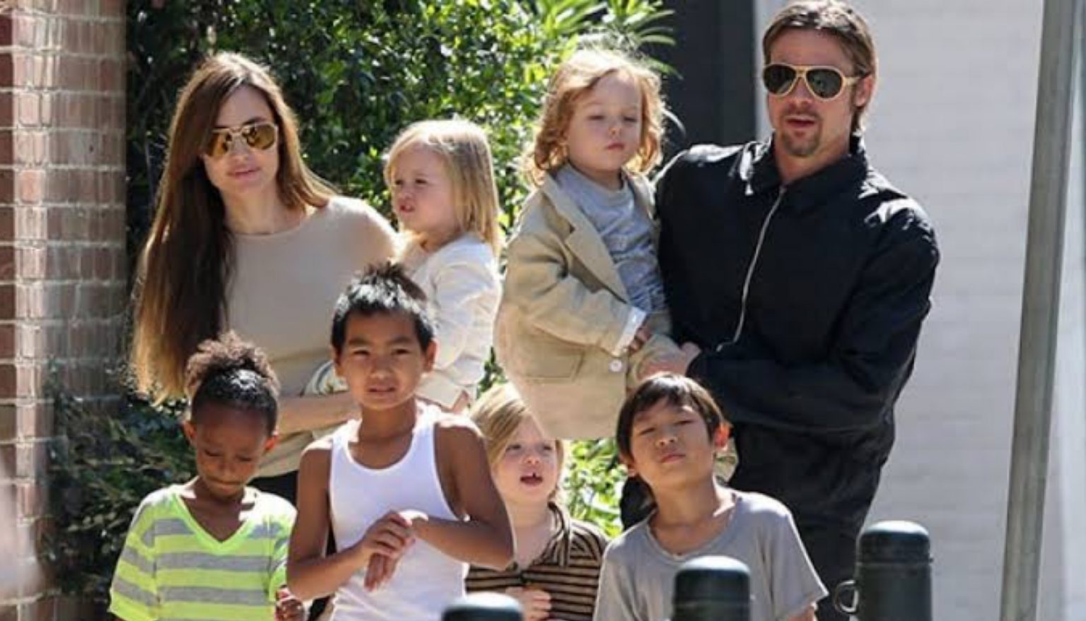 Angelina Jolie y Brad Pitt con sus seis hijos