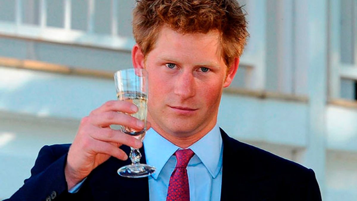 Principe-Harry-bebiendo