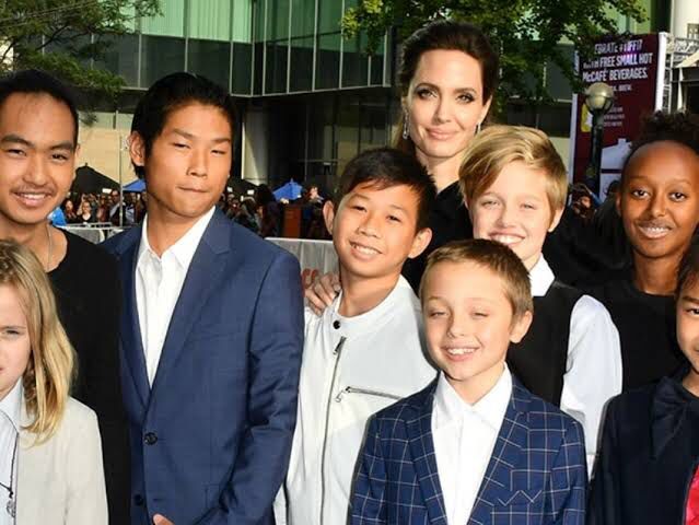 Angelina Jolie con sus seis hijos