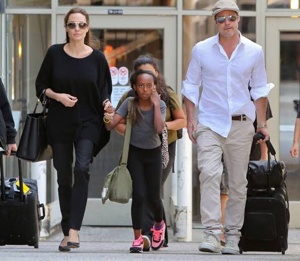 Angelina Jolie y Brad Pitt con su hija Zahara