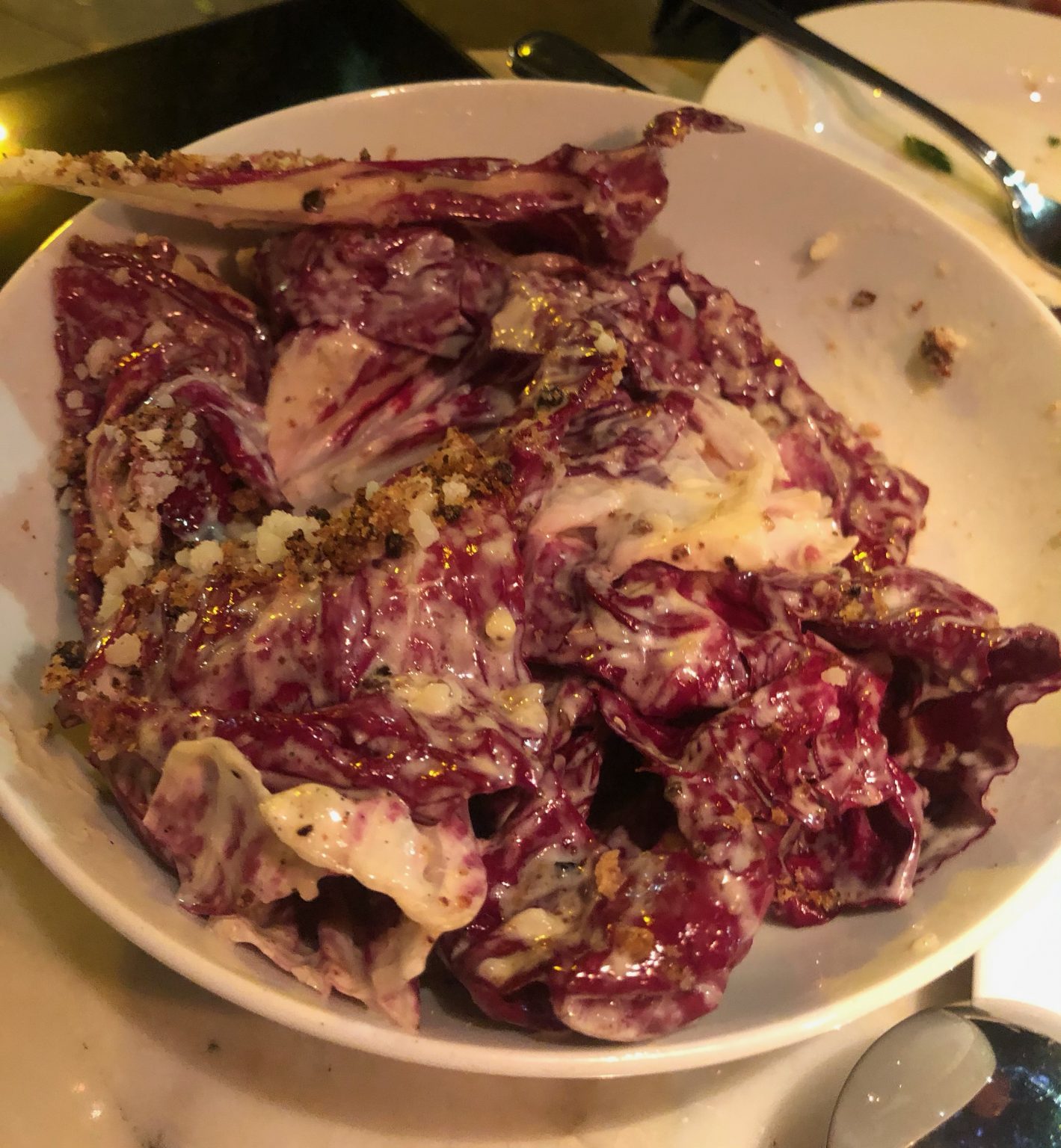 ensalada de raddichio con un aderezo cremoso de anchoa y granna padano