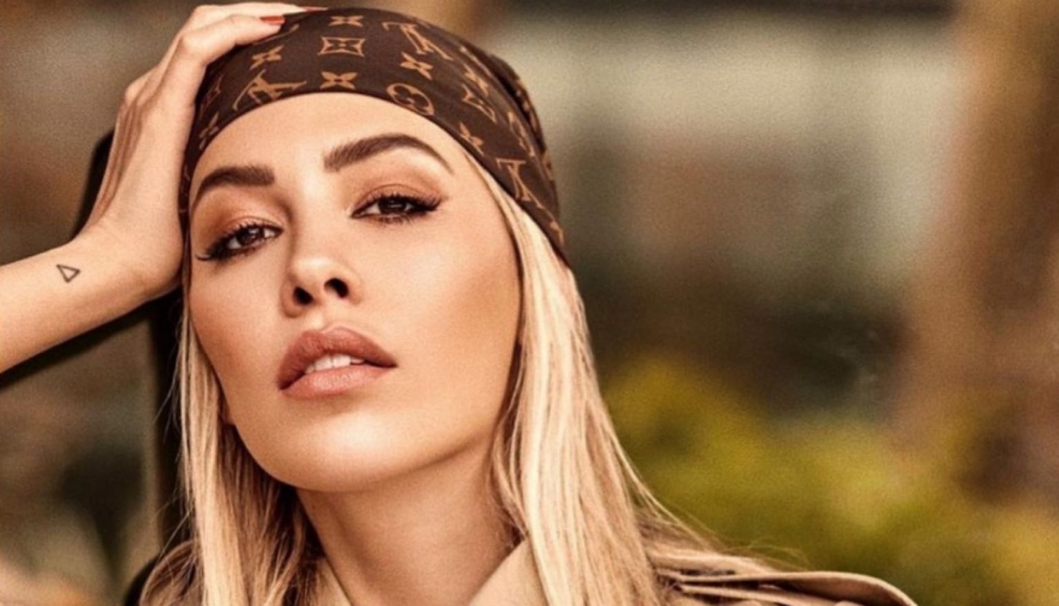 Michelle Salas deja ver, ¿por accidente?, a su novio en su fiesta de cumpleaños
