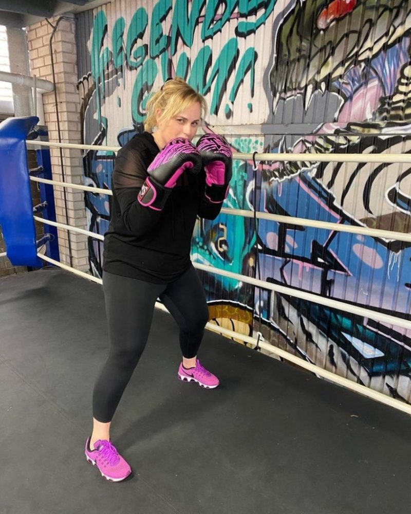 Rebel-Wilson-haciendo-ejercicio