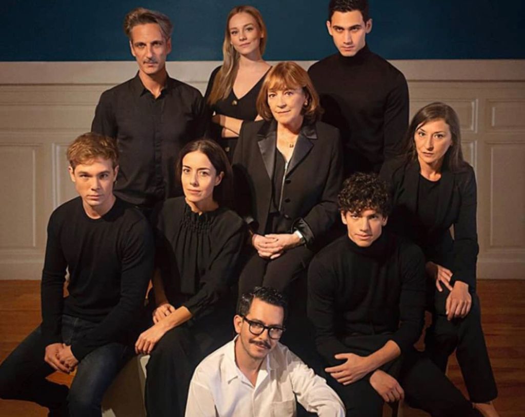 Ester Expósito y Alejandro Speitzer en la serie de Manolo Caro