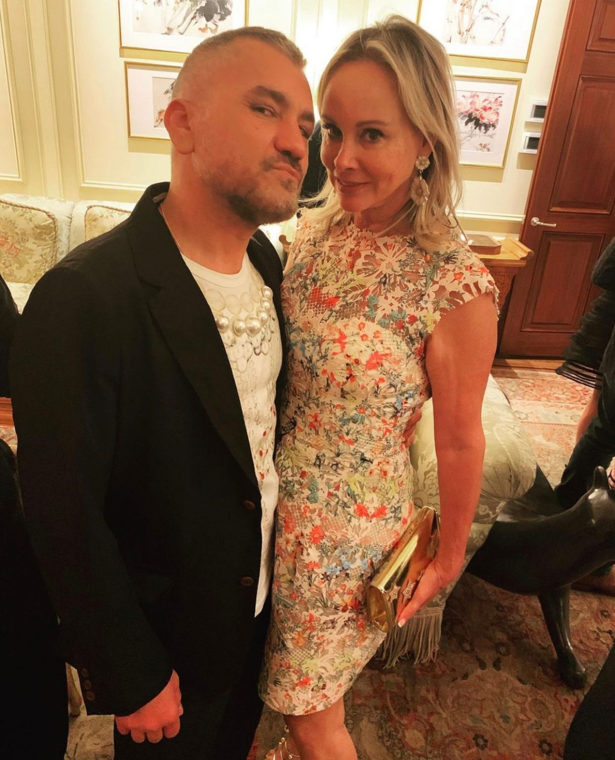El director creativo de Stuart Weitzman con Yaz Hernández en su festejo en Sutton Square.