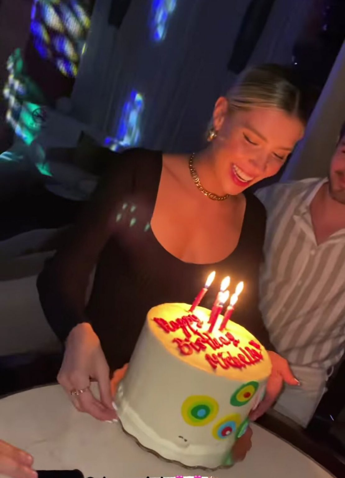 Michelle Salas celebrando su cumpleaños
