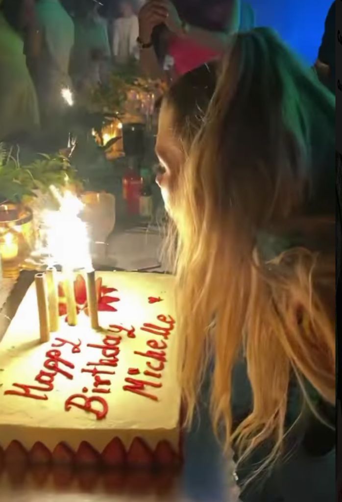 Michelle Salas celebrando su cumpleaños