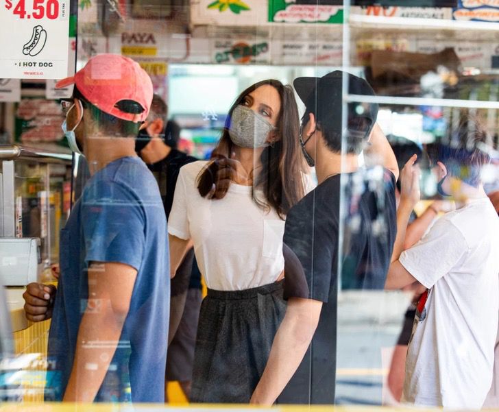 Angelina con sus hijos comprando hot dogs