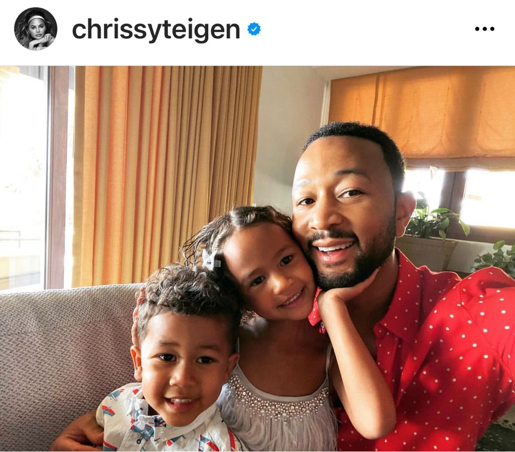 John Legend con sus hijos Luna y Miles