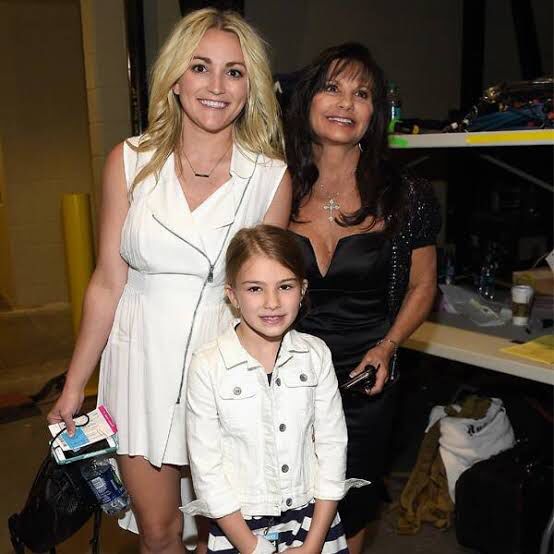 Jamie con su hija y su madre