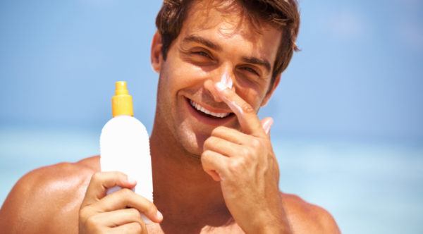 Hombres utilizando protector solar