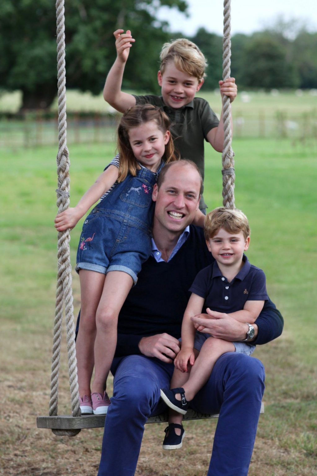 El príncipe William con sus hijos los príncipes George, Charlotte y Louis