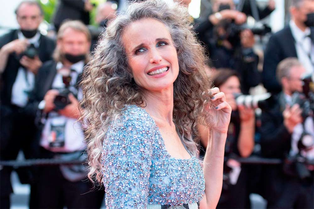 Andie MacDowell 'normalizó' la cabellera color 'sal y pimienta' como una tendencia del 2021 tras la pandemia. 