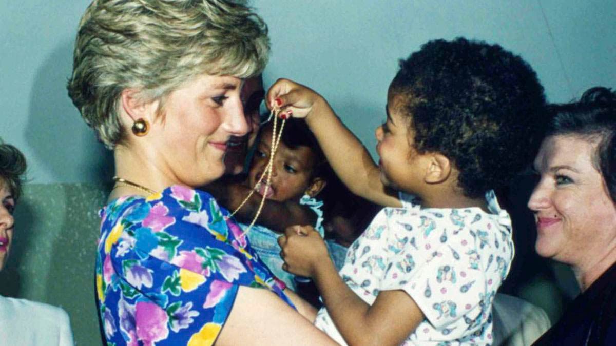 Diana-con-niños-caridad