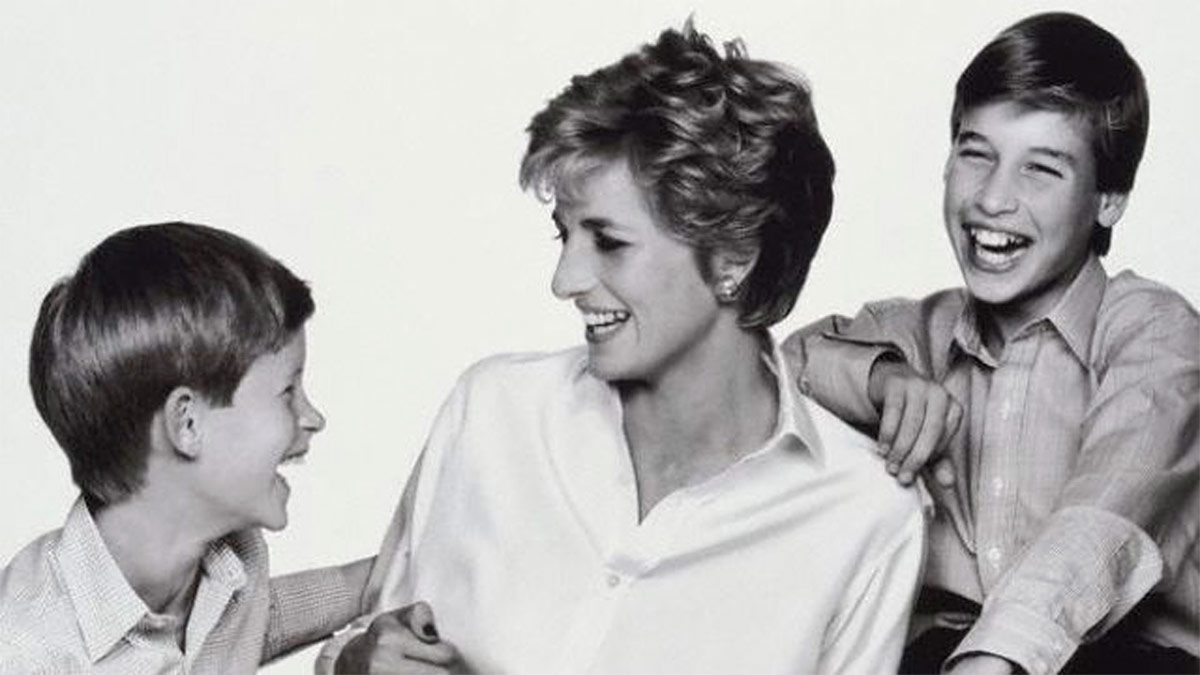 Diana-con-sus-hijos-sonriendo