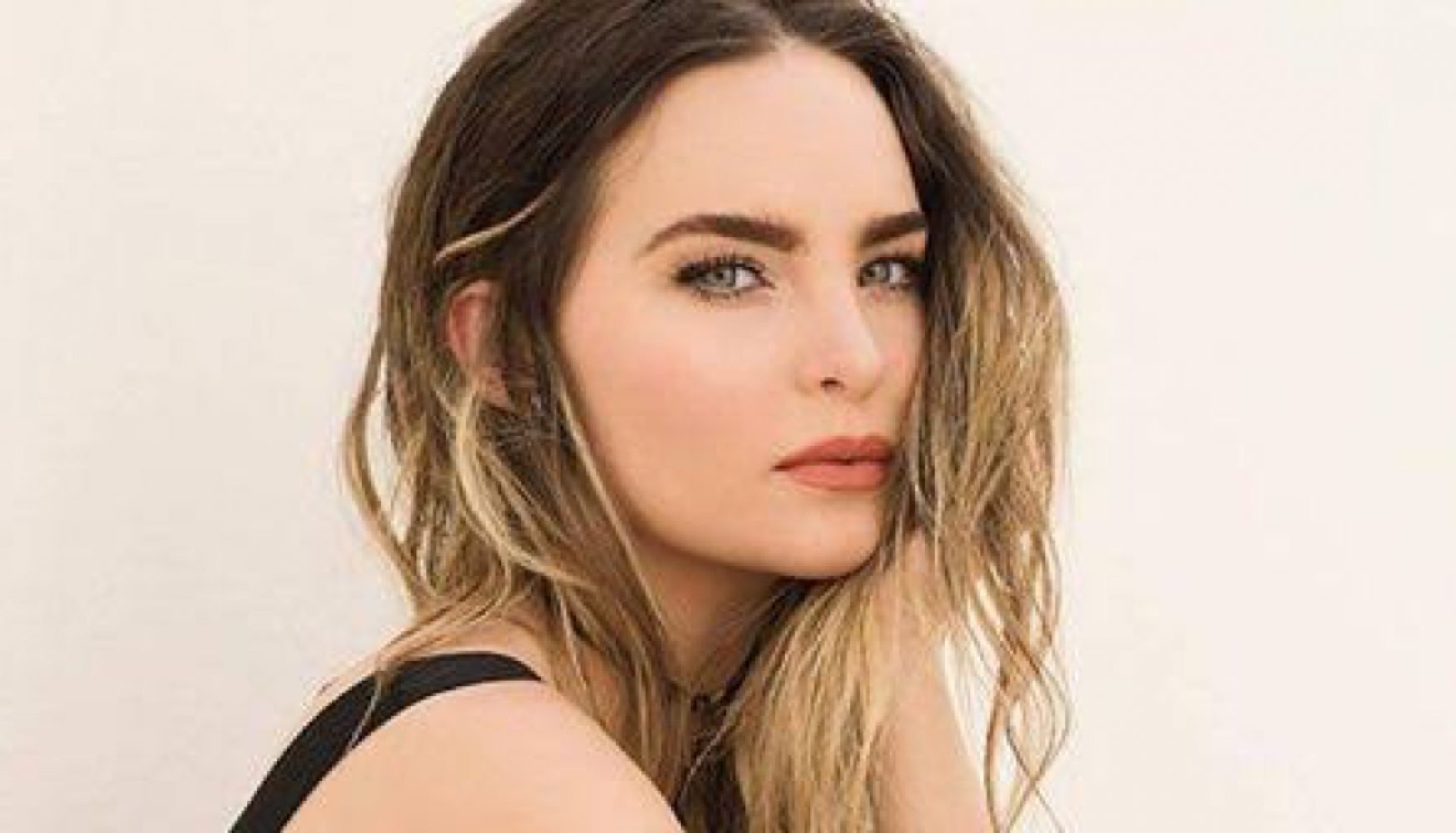 Belinda luce doble anillo en foto, ¿se casó con Nodal?