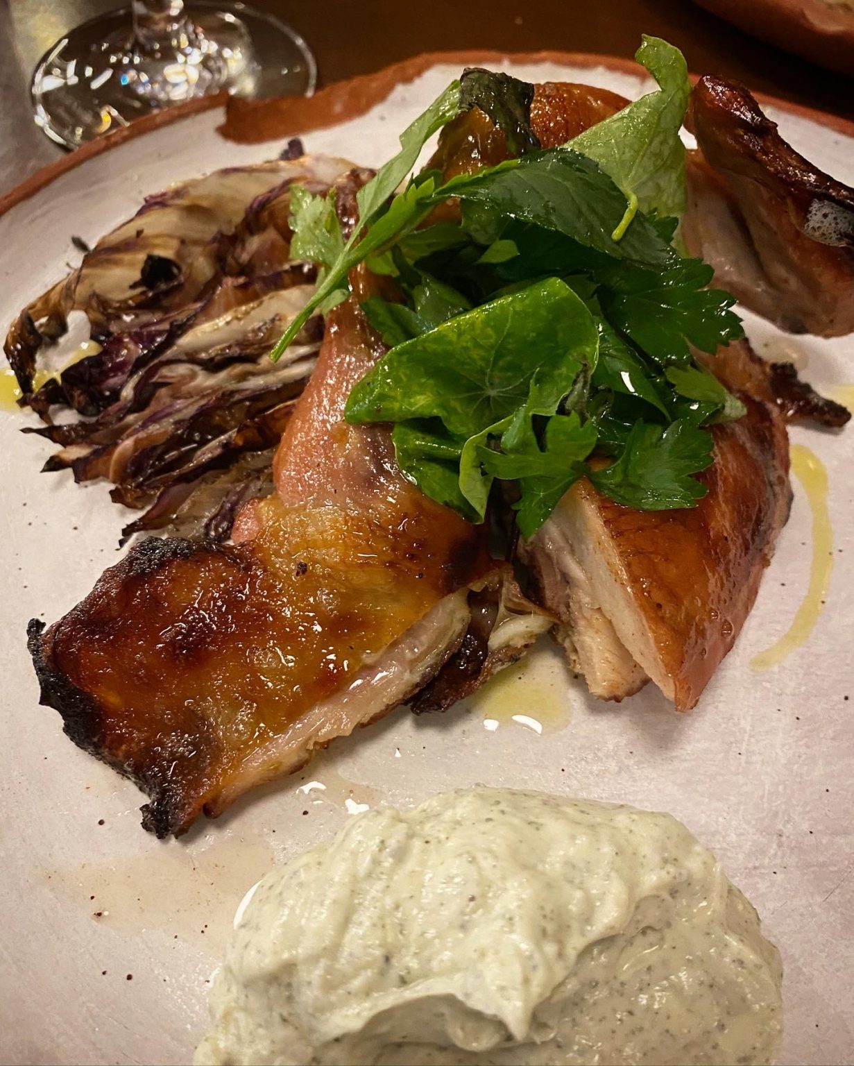 pollo ahumado con radicchio y yogurt de hoja santa