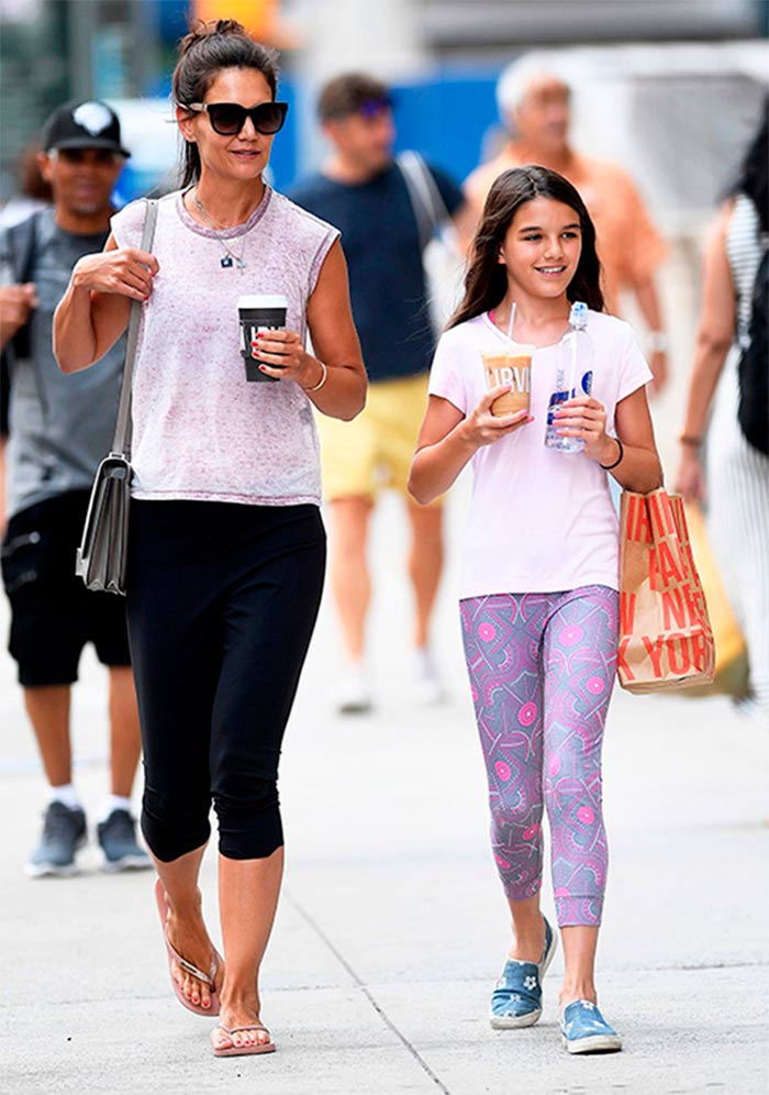 Katie-Holmes-y-Suri-Cruise-con-leggings