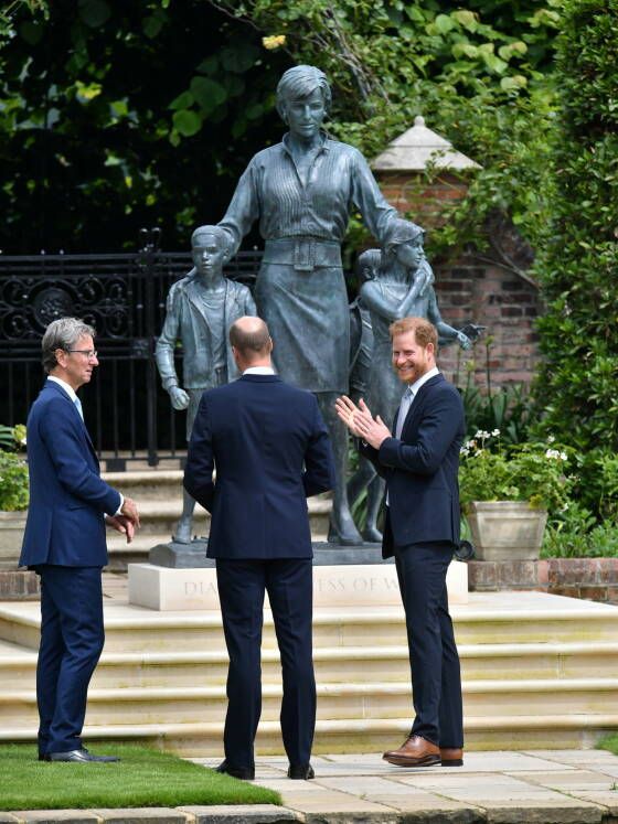 William y Harry en la develación de la estatua de su madre Lady Di