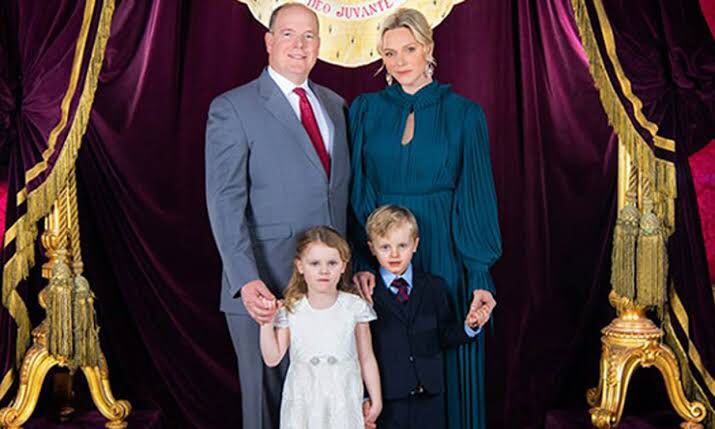 Príncipe Alberto y Charlene de Mónaco con sus hijos