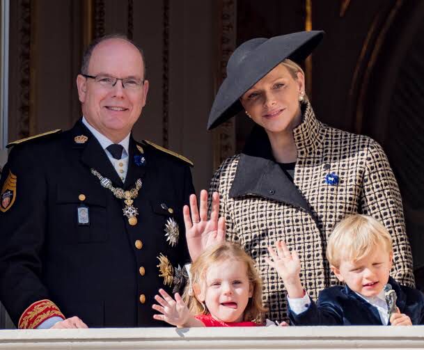 Príncipe Alberto y Charlene de Mónaco con sus hijos