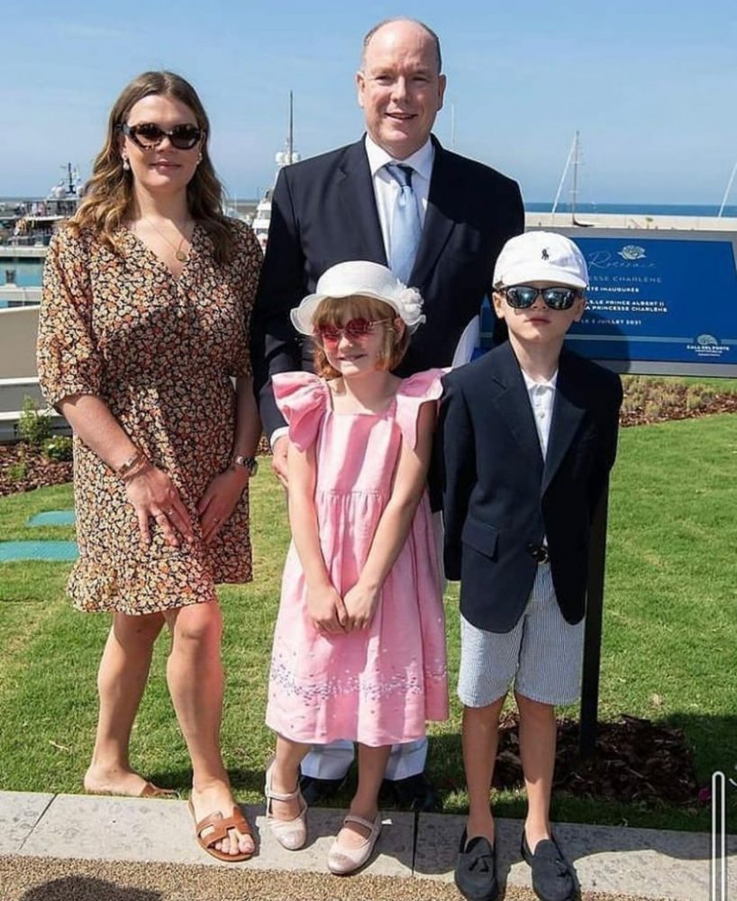 Camille Gottlieb con sus pirmos Jacques y Gabrielle y el príncipe Alberto