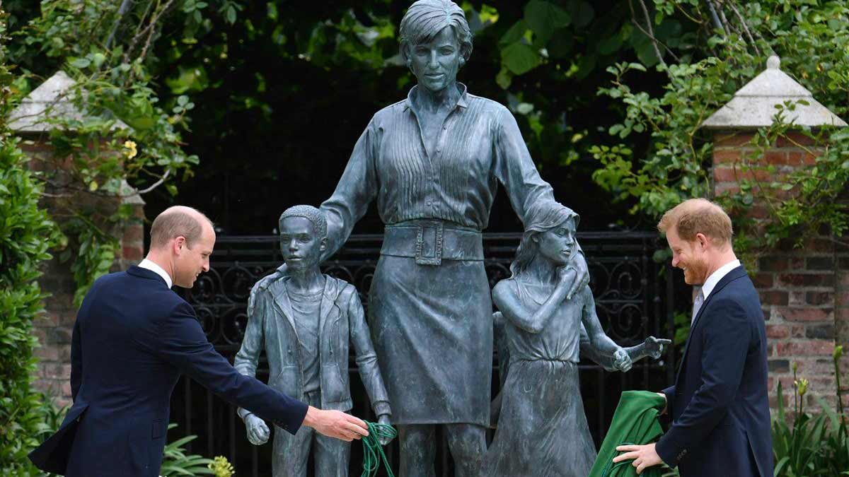 Unidos por su madre, William y Harry develan estatua en honor a Lady Di
