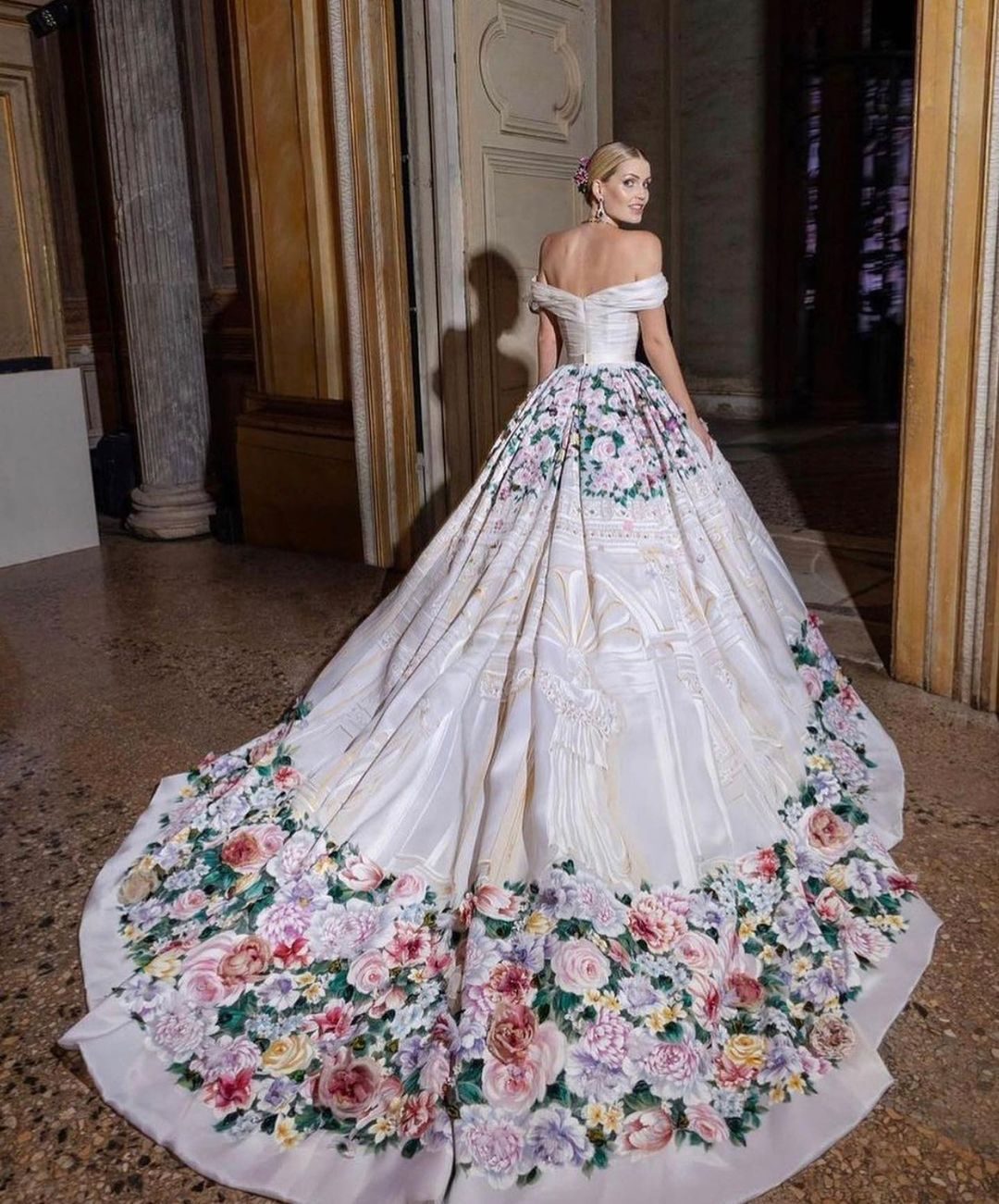 Lady Kitty Spencer vestido blanco con flores de colores.