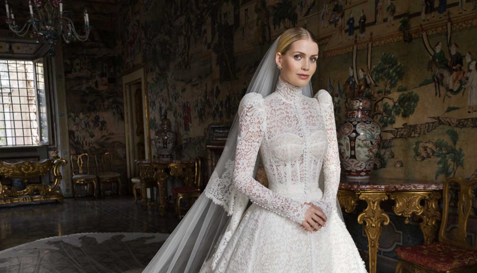 Los cinco vestidos (a detalle) que lució lady Kitty Spencer en su boda