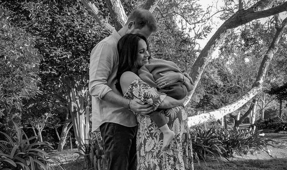 príncipe Harry y Mgehan Markle embarzada de Lilibet con Archie en brazos