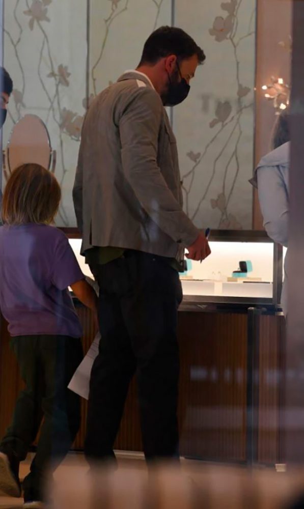 Ben-Affleck-e-hijo-en-la-tienda