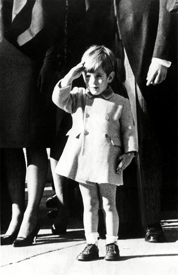 John F. Kennedy Jr. en el funeral de su papá.
