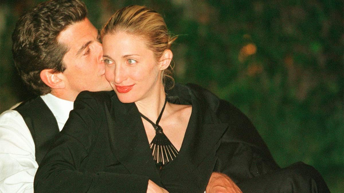 John-Kenney-Jr-y-Carolyn-Bessette-beso