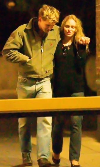 Lily-Rose-y-Austin-Butler-bajando-del-auto