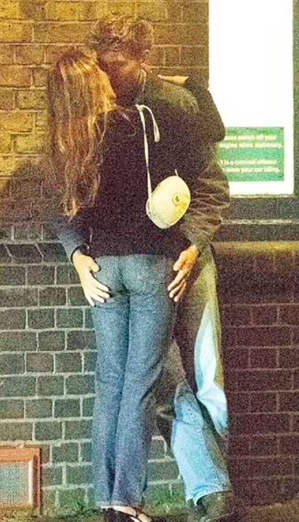 LilyRose-Depp-y-Austin-beso