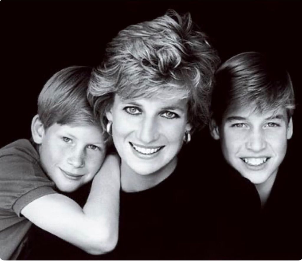La princesa Diana posando con William y Harry