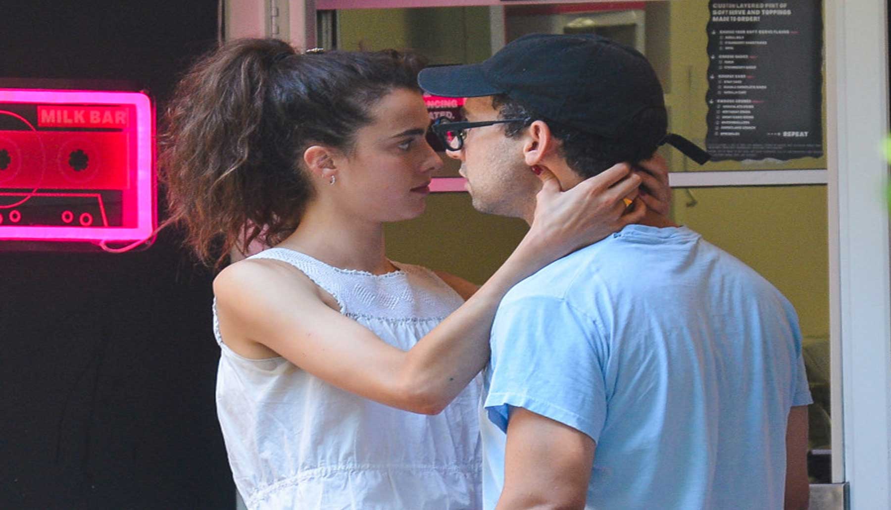 Margaret Qualley y Jack Antonoff captados románticamente en Nueva York