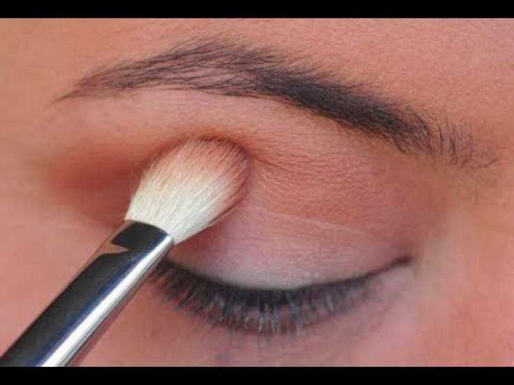 maquillaje de ojos con sombra base