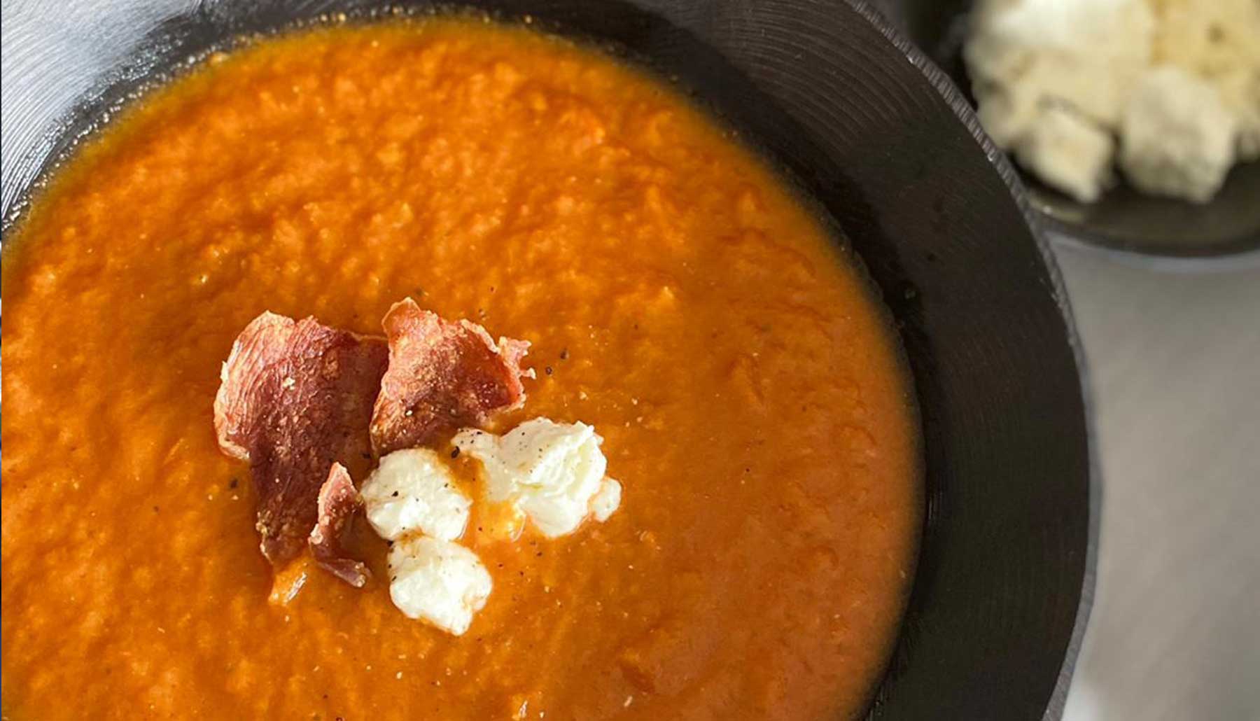 Cómo preparar una sopa de jitomate rostizado con jamón serrano