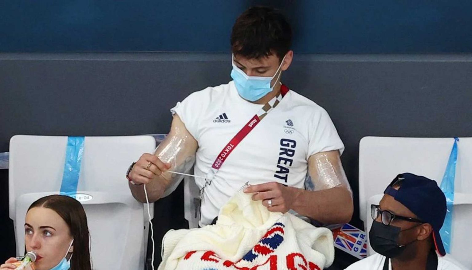 Los detalles de Tom Daley, el clavadista que teje, que nos conquistan