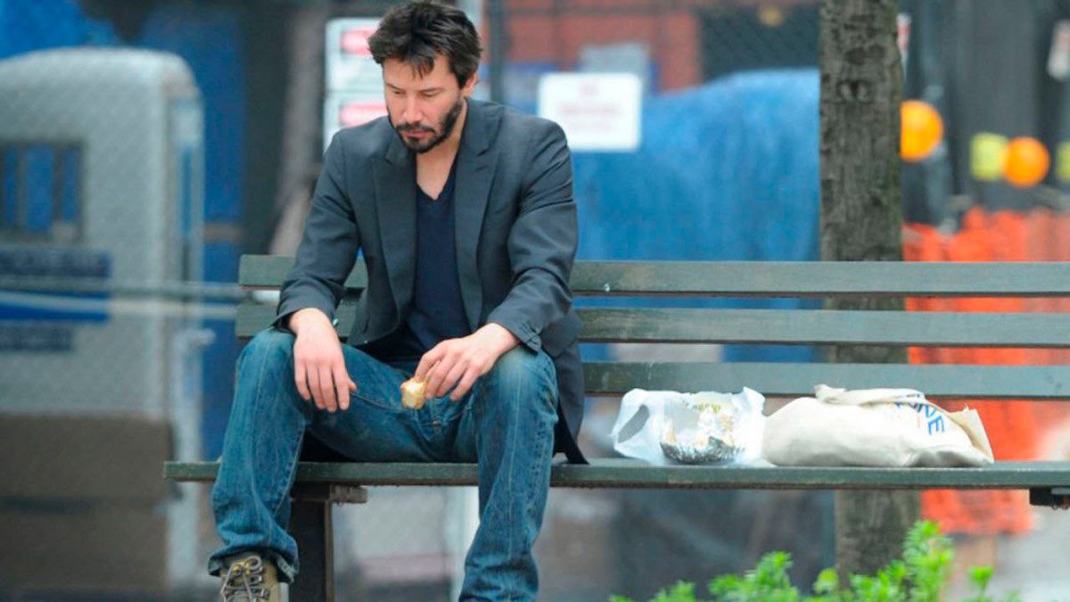 Keanu-Reeves-comiendo-banca-calle