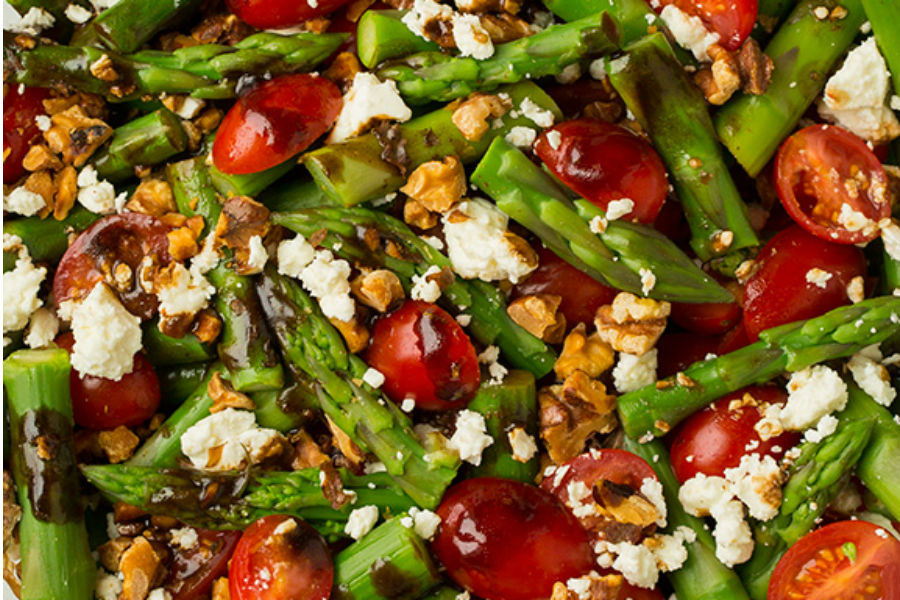 Ensalada de espárragos con jitomates cherry, queso y nuez