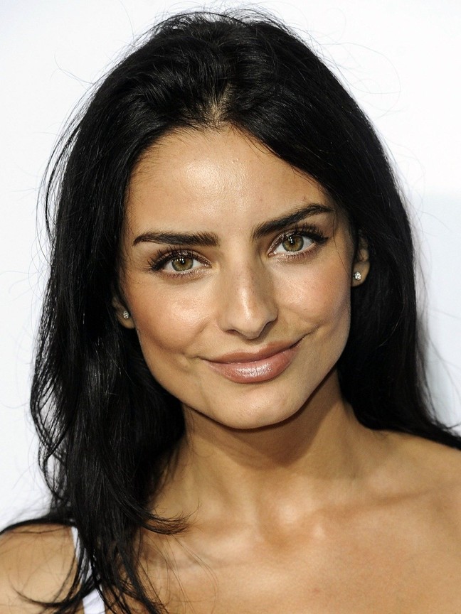 Aislinn Derbez