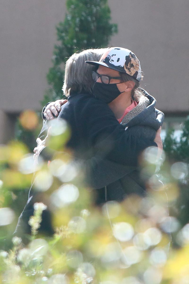 Alec-Baldwin-abrazo-Matthew-Hutchins