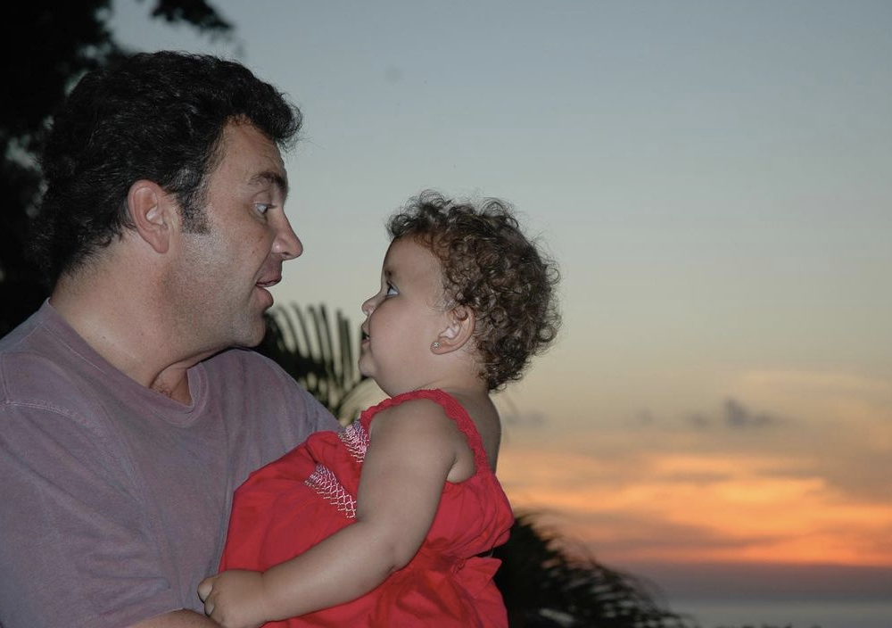 Mijares con su hija Lucero cuando era bebé.