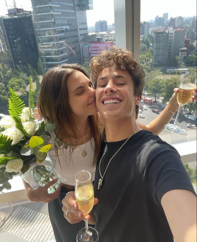 Juanpa Zurita y Maca Achaga abrieron una champagne para celebraran que están de nuevo juntos.