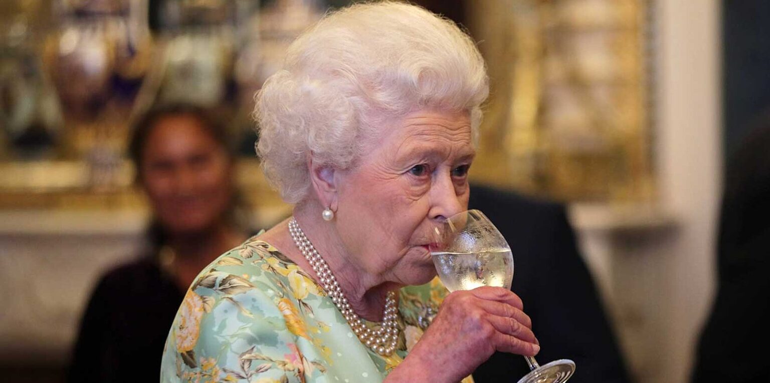 Los médicos reales le prohiben a la reina Isabell II tomar bebidas alcohólicas