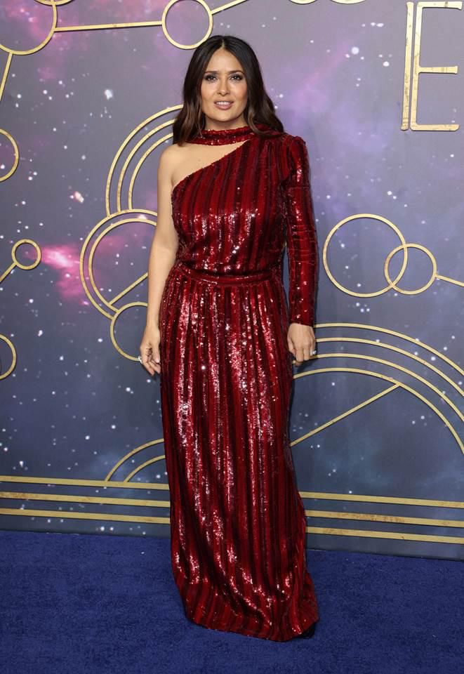 Salma Hayek lució radiante y muy elegante en un vestido diseñado por Anthony Vaccarello para Saint Laurent.
