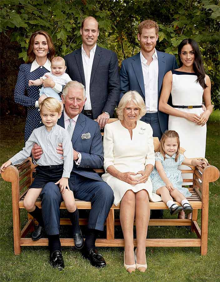 Carlos III le dará su lugar a sus hijos William y Harry durante la ceremonia de coronación. 