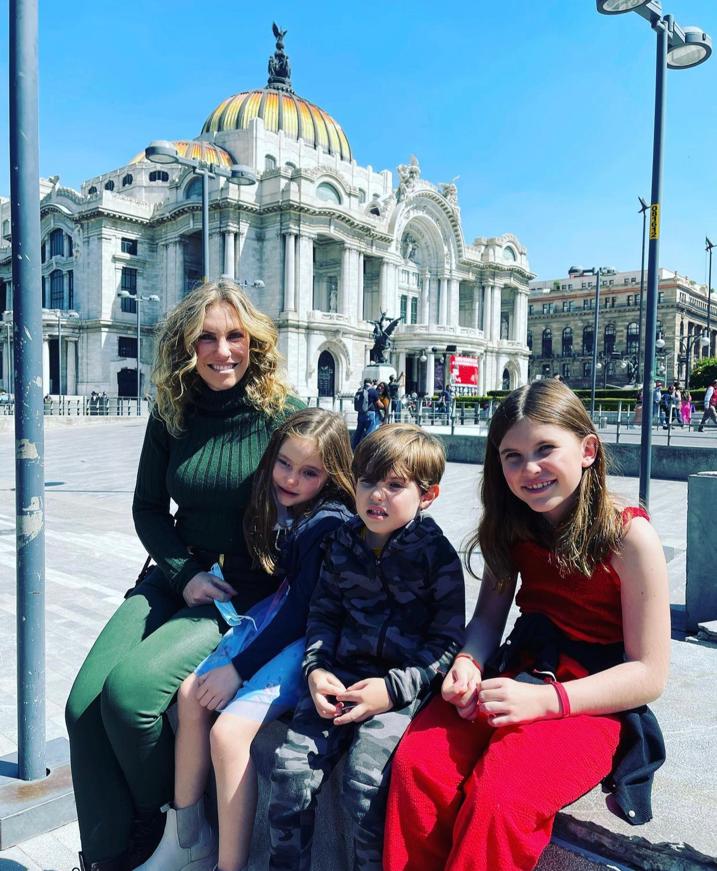 Ninfa Salinas Sada con sus hijos